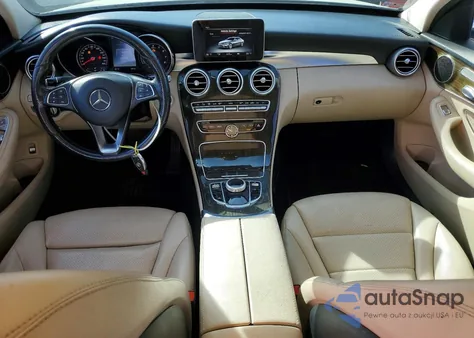 2017 Mercedes-Benz C 300 4Matic z USA, uszkodzony, nr VIN 55SWF4KB3HU214281